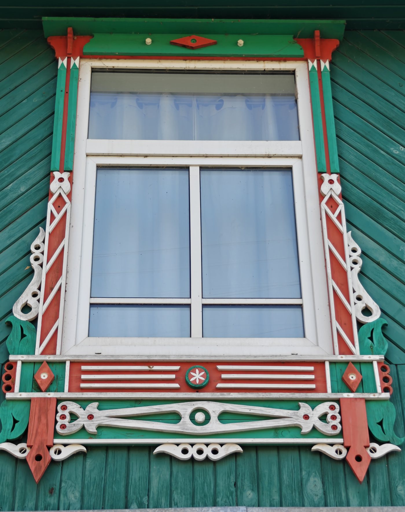 Резной наличник на зелёном доме
